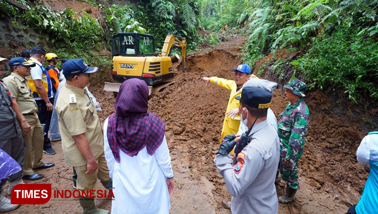 Tinjau Lokasi Longsor Jalur Menuju Ijen, Bupati Ipuk Semangati Tim
