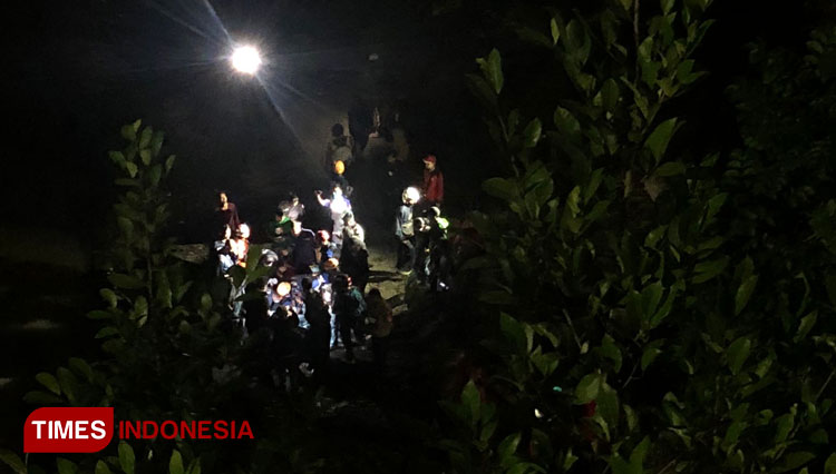 Proses evakuasi korban yang diduga bunuh diri lompat dari jembatan di daerah Jl Kahuripan, Kota Malang, Selasa (28/6/2022). (Foto: Rizky Kurniawan Pratama/TIMES Indonesia)