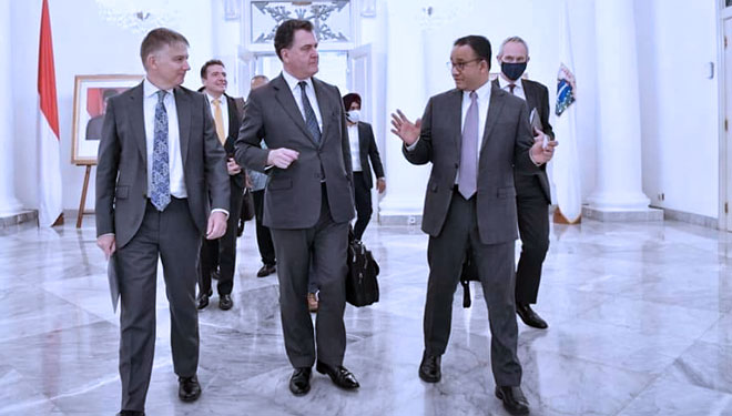 Gubernur Anies Baswedan saat berbincang dengan Lord Mayor of London, Alderman Vincent Keaveny bersama Duta Besar Inggris, H.E. Owen Jenkins. (FOTO: Pemprov DKI Jakarta)
