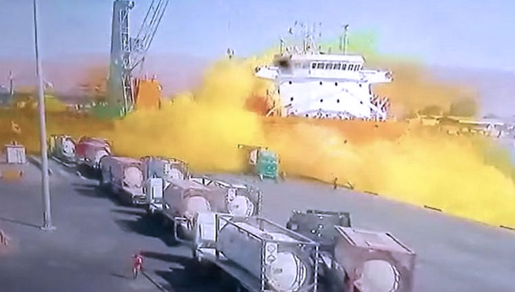 Video yang disiarkan oleh TV AlMamlaka milik negara menunjukkan dermaga diliputi awan gas kuning. (FOTO: BBC)
