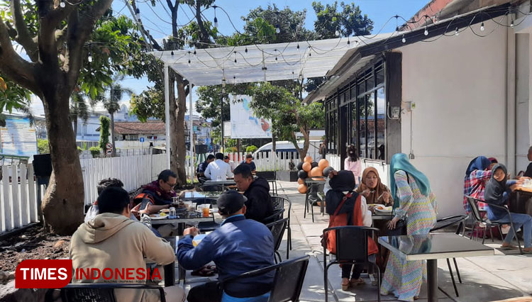 Sejumlah pengunjung tengah menikmati sajian kopi di DE'YONS Coffee and Eatery, Jl Pramuka No. 2, Kecamatan Garut Kota.(foto: Fani Ferdiansyah/TIMES Indonesia) 