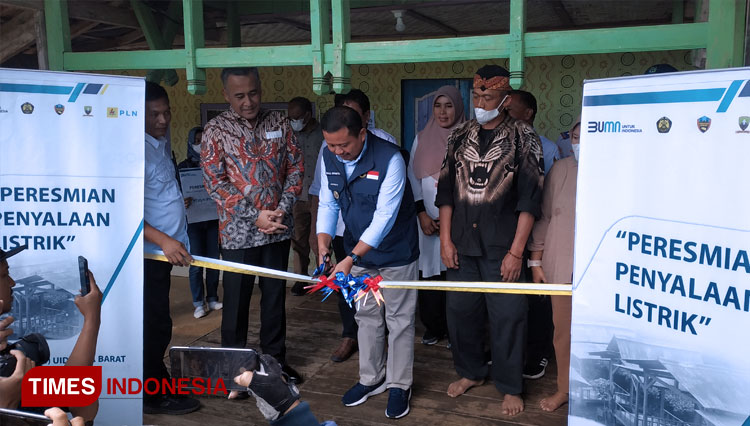 Bupati Sumedang Dony Ahmad Munir saat meresmikan penyambungan listrik PLN di Cisoka Sumedang Selatan Jabar, Rabu (29/6/2022). (FOTO: Alan Dahlan/TIMES Indonesia)