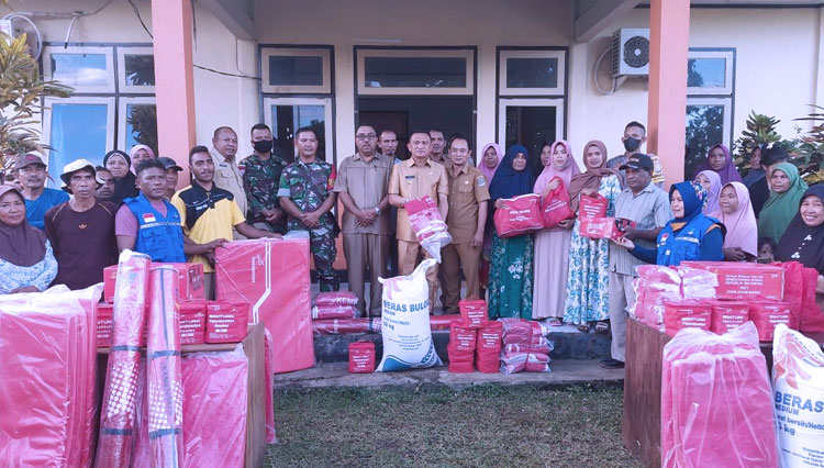 Pemkab Pulau Morotai Serahkan Bantuan untuk Korban Banjir Sangowo