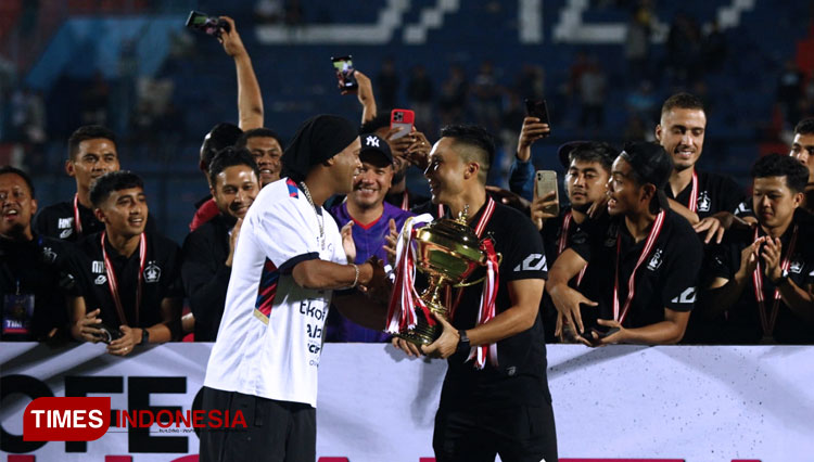 Buntut Tudingan 'Adu Kungfu', Persik Kediri Pulangkan Piala Trofeo Ronaldinho