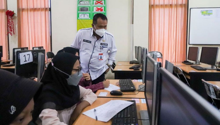 Direktur Polije, Saiful Anwar meninjau langsung lokasi tes CBT SBMPN. (Foto: AJP TIMES Indonesia)