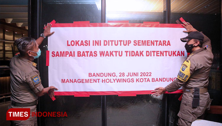Salah satu gerai Holywings di Kota Bandung ditutup. (FOTO: Iwa/TIMES Indonesia)