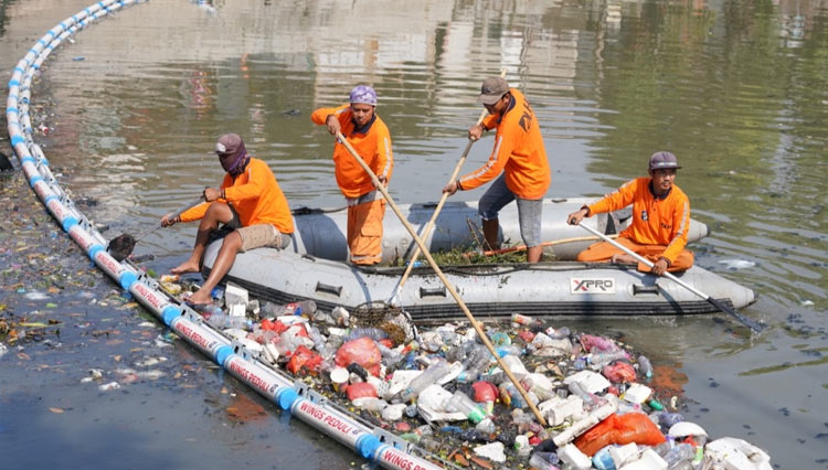 Wings Peduli Berikan 5 Trash Boom Agar Sungai Surabaya Makin Bersih ...