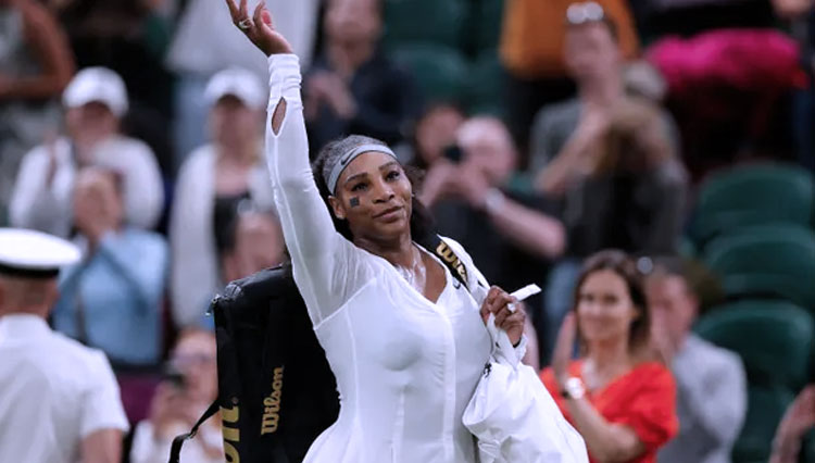 Serena Williams melambaikan tangan seusai pertandingan melawan Harmony Tan. (Foto: Tom Jenkins/The Guardian)