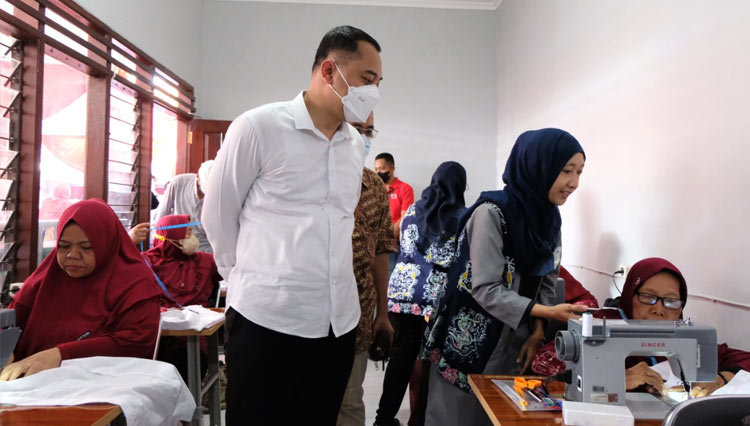 Wali Kota Eri Cahyadi saat mengunjungi Rumah Padat Karya. (foto: Humas Pemkot Surabaya)