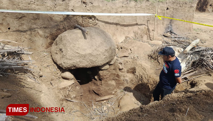 Penemuan batu Dolmen oleh warga Kabupaten Bondowoso saat melakukan penggalian tanah untuk bahan batu bata (FOTO: Moh Bahri/TIMES Indonesia)