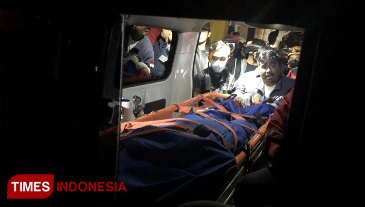 Suasana evakuasi korban bunuh diri berinisial HA, Selasa (28/6/2022) kemarin malam. (Foto: Rizky Kurniawan Pratama/TIMES Indonesia)