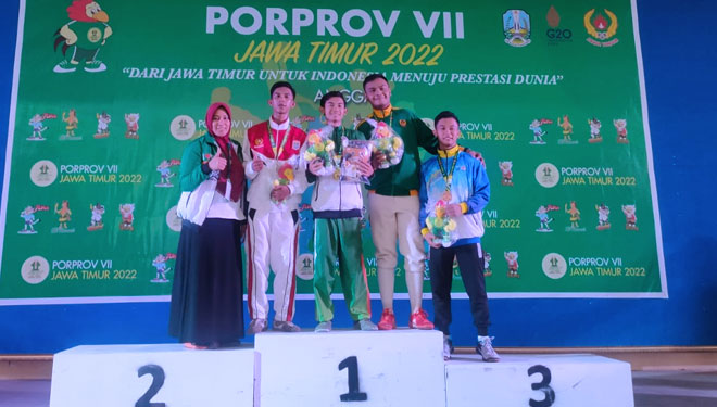 Ahmad Naufal Faqihuddin (Tengah) berhasil mempersembahkan medali emas bagi Kotingen Cabor anggar Kota Probolinggo dalam Poprov Jatim 2022 (FOTO :  Erni  For TIMES Indonesia)