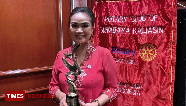 Dwi Santy Torehkan 4 Penghargaan Bergengsi untuk Rotary Club Kaliasin Surabaya