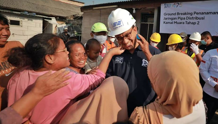 Momen Pipi Gubernur Anies Baswedan Dicubit Gemes Emak-emak