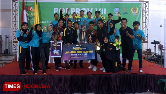 Ketua KONI Pamekasan, Djohan Susanto bersama atlet yang mendapat juara umum di ajang Pekan Olahraga Provinsi Jawa Timur.(Foto: Akhmad Syafi'i/TIMES Indonesia)