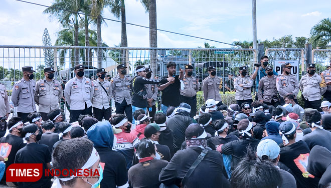 Massa duduk di depan pintu gerbang kantor dan pabrik Pupuk Kaltim. (Foto: Kusnadi/TIMES Indonesia)
