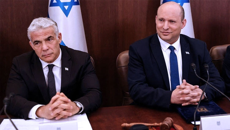 Perdana Menteri Israel Naftali Bennett dan Menteri Luar Negeri Israel Yair Lapid menghadiri rapat kabinet di kantor Perdana Menteri di Yerusalem pada 26 Juni 2022. (FOTO: Alarabiya.news/Reuters)