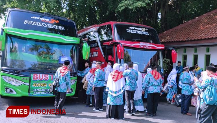 Suasana peserta haji antri memasuki Bis Pemberangkatan dari Pendopo Rumah Dinas Bupati Blora (FOTO: Firmansyah/TIMES Indonesia) 