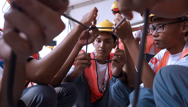 Kementerian PUPR RI terus melakukan pelatihan dan sertifikasi pada tenaga kerja konstruksi guna meningkatkan kompetensi Sumber Daya Manusia (SDM) konstruksi yang terampil dan profesional. (foto: Kementerian PUPR RI)