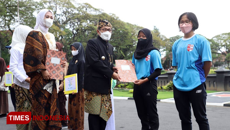 Wali Kota Malang, Sutiaji saat memberikan apresiasi kepada pelajar saat peringatan Hardiknas 2022. (Foto: Humas Pemkot Malang for TIMES Indonesia)