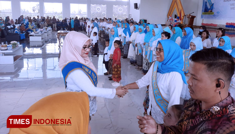 Bunda PAUD Pulau Morotai Nurlela M Umar dan Bunda PAUD Malut Faoniah H Jauhar Kasuba saat berjabat tangan usai pengukuhan. (FOTO: Mun Foto TIMES Indonesia).