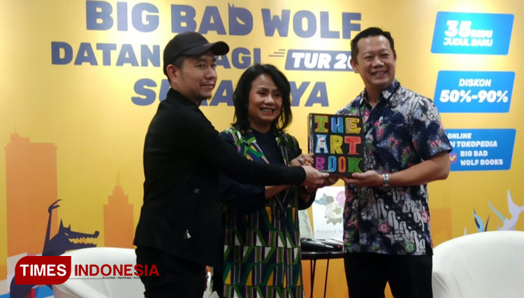 (ka-ki) Wirya Setiawan selaku Vice President BCA dan Presiden Direktur Big Bad Wolf Indonesia, Uli Silalahi saat foto bersama di acara press conference Bazar Buku Internasional Big Bad Wolf Books, Kamis (30/6/22).(Foto: Lely Yuana/TIMES Indonesia)