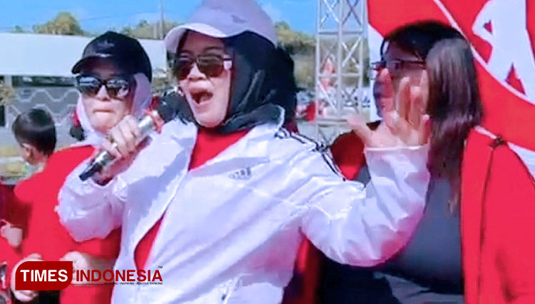 Ida Nurlaela Wiradinata memimpin Gebyar Senam Indonesia Cinta Tanah Air di Alun-alun Paamprokan Pangandaran (FOTO: Syamsul Ma'arif/TIMES Indonesia)
