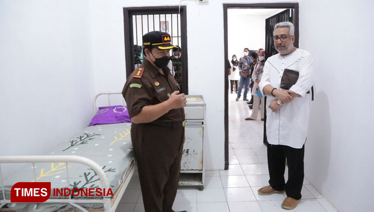 Kajari Kota Probolinggo Hartono (kiri) mengecek kondisi salah satu ruangan rehabilitasi. (FOTO: Agus Purwoko/TIMES Indonesia)