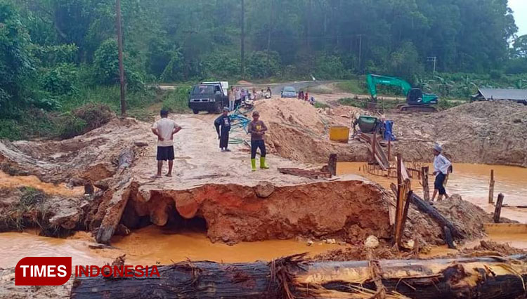 Kondisi Jembarat Desa Kilong Yang terputus (Foto: Rahayu for TIMES Indonesia)
