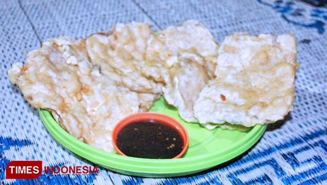 The mendoan or fried tempeh coated with crispy dough of Mendoan Jumbo Baturetno, Wonogiri, Central Java. (PHOTO: Yusuf Arifai/TIMES Indonesia)