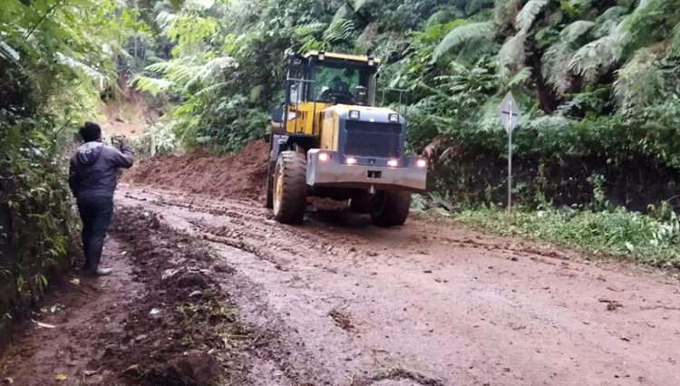 Penanganan longsor di jalur menuju Taman Wisata Alam (TWA) Kawah Ijen. (Foto: dok BPBD Banyuwangi)