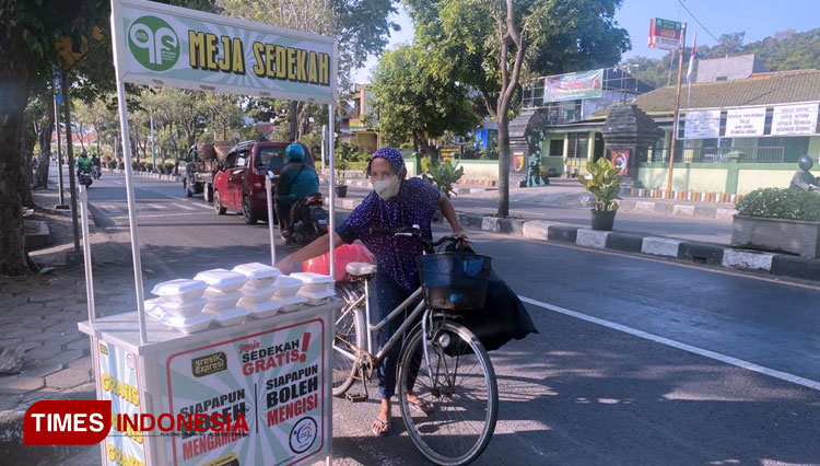 Warga saat mengambil nasi bungkus di Meja Sedekah Gresik Expresi yang ada di Gresik Kota (FOTO: Gresker for TIMES Indonesia).