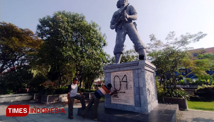 Warga melihat kondisi patung Kadet Soewoko yang menjadi sasaran vandalisme, Jumat (1/7/2022). (FOTO: MFA Rohmatillah/ TIMES Indonesia)