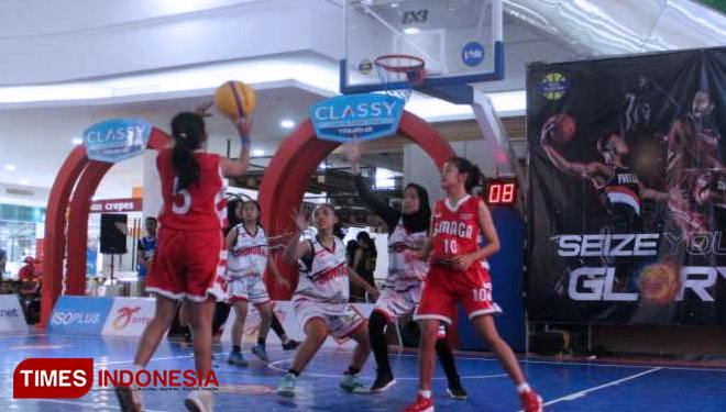 Salah satu pertandingan 3x3 Sehat Sejahtera Basketball Competition di dalam mall kota Kediri. (Foto: Yobby/TIMES Indonesia)