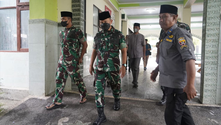 Danrem 162/WB Brigjen TNI Sudarwo Aris Nurcahyo ketika melakukan kunjungan ke Pondok Pesantren atau Ponpes Qhomarul Huda. (FOTO: Penrem Wira Bhakti)