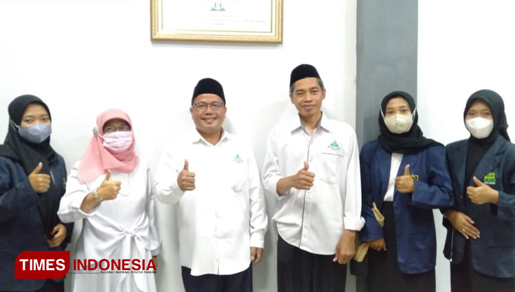 Dekan Fakultas Syariah UIN Khas Jember bersama mahasiswa magang. (Foto: Dody Bayu Prasetyo/TIMES Indonesia)