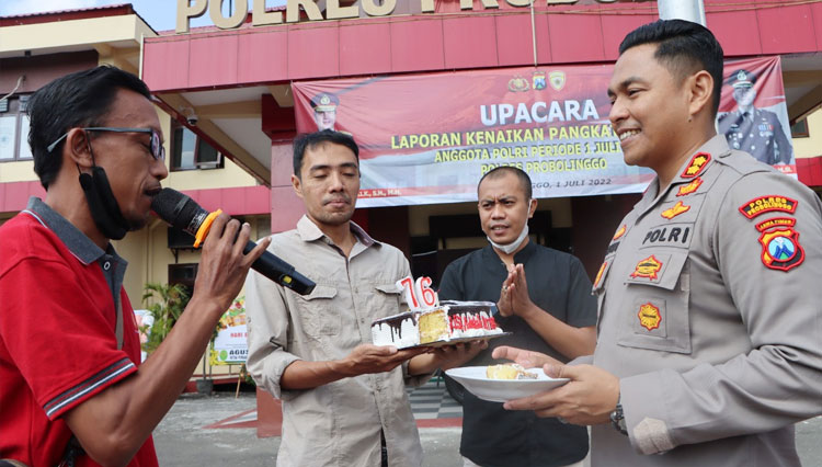 Tiga orang perwakilan wartawan Probolinggo Raya berikan kejutan ke Kapolres Probolinggo. (Foto: Polres Probolinggo)