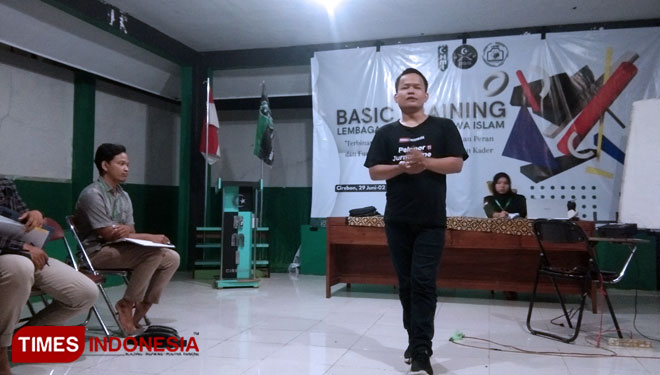 Nurhidayat, General Manager TIMES Indonesia Cirebon memberikan materi kepada mahasiswa Islam. (Foto: Muslimin/TIMES Indonesia)