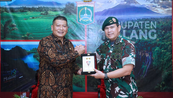 Pangdivif 2 Kostrad Mayjen TNI Syafrial bersilaturahmi dengan Wabup Malang Didik Gatot Subroto. (Foto: Divif 2 Kostrad)