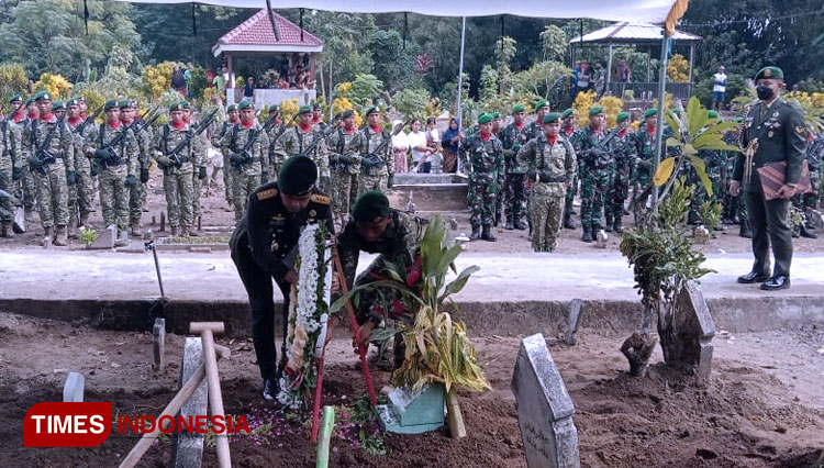 Pangkostrad Letnan Jendral Maruli Simanjuntak ketika menempatkan karangan bunga di makam Pratu Anumerta Beryl Kholif Al Rohman , di TPU  Desa Sukoharjo, Kabupaten Kediri. (FOTO: Yobby/TIMES Indonesia) 
