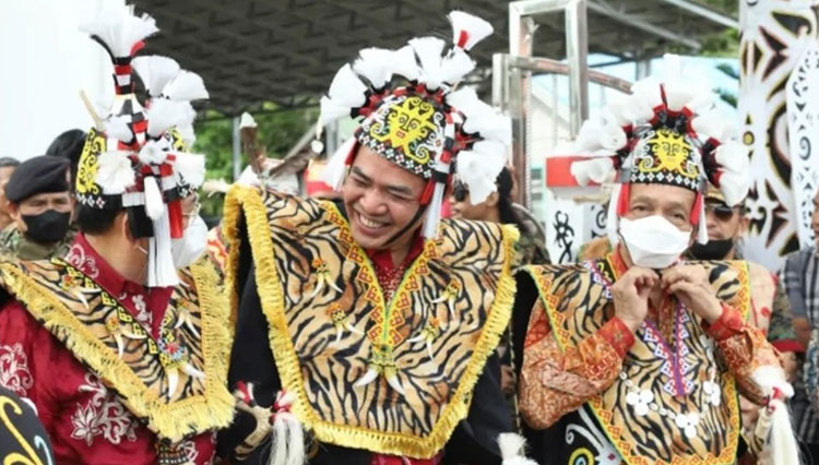 Wali kota Samarinda, Andi Harun menggunakan pakaian adat Dayak (foto: Humas Iqbal/TIMES Indonesia)