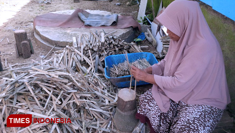 Pengrajin sujen Majalengka. (FOTO: Herik Diana/TIMES Indonesia)
