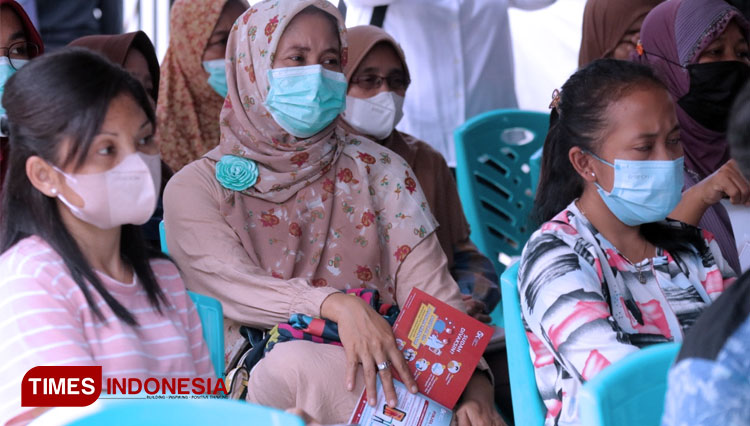 Warga mengikuti kegiatan penyuluhan bertajuk Pinjaman Online digelar di Kawasan Karangpilang, Surabaya, Sabtu (2/7/2022). (FOTO: Lely Yuana/TIMES Indonesia) 