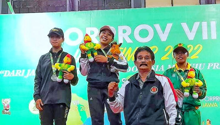 Atlet sambo asal Kota Madiun Savira Diah Fitri menyabet emas di Porprov VII Jatim. (FOTO: Bayu Panji for TIMES Indonesia)