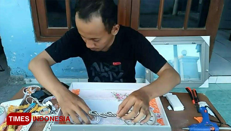 Muhammad Rizal Masluhi saat menunjukan usaha yang ia geluti saat ini, berbisnis souvenir pernikahan dari modal 100 ribu. (FOTO: Rohmadi/TIMES Indonesia)