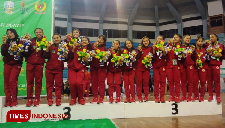 Tim Bola Voli Putri Kabupaten Kediri usai menerima medali perunggu Porprov Jatim 2022 (foto: PBVSI kabupaten Kediri) 