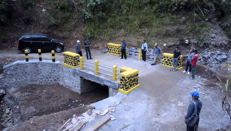 Warga saat melihat kondisi jembatan yang selesai dibangun (FOTO: Diskominfo Kabupaten Kediri)
