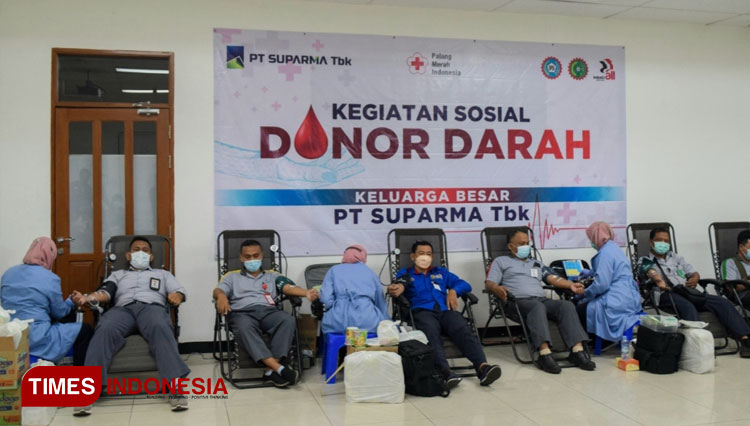 Aksi donor darah keluarga besar karyawan PT Suparma Tbk di Kawasan Jalan Mastrip, Surabaya, Sabtu (2/7/2022). (Foto: Lely Yuana/TIMES Indonesia) 
