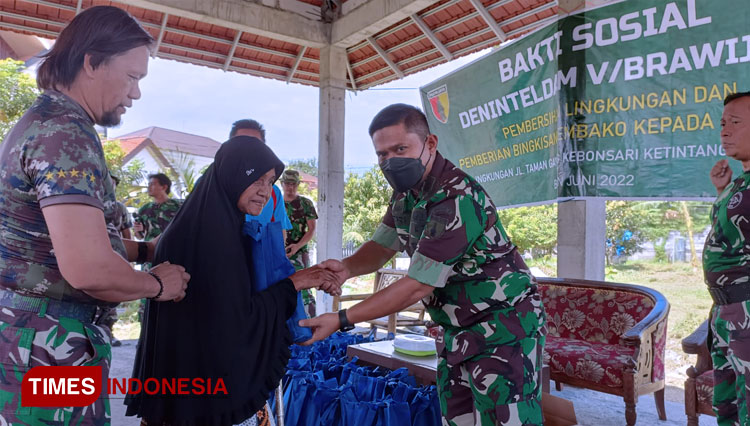 Dandeninteldam V Brawijaya Letkol CZI Eri Susanto menyerahkan bantuan sembako kepada warga setempat, Sabtu (2/7/2022). (FOTO: Lely Yuana/TIMES Indonesia) 