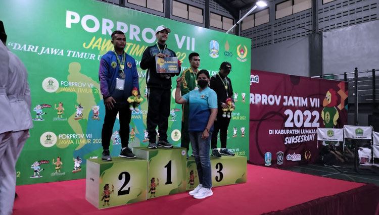 Atlet Kota Malang pada cabor Sambo saat menerima medali emas di ajang Porprov Jatim VII 2022. (Foto: Dok. KONI Kota Malang for TIMES Indonesia)